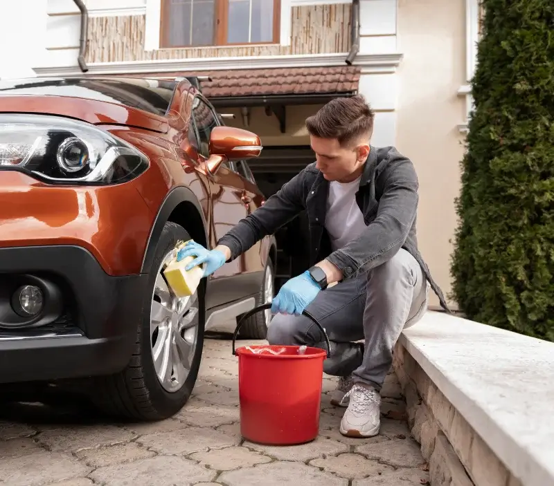 Lavage auto à domicile Chomelix : professionnel intervenant sur un véhicule